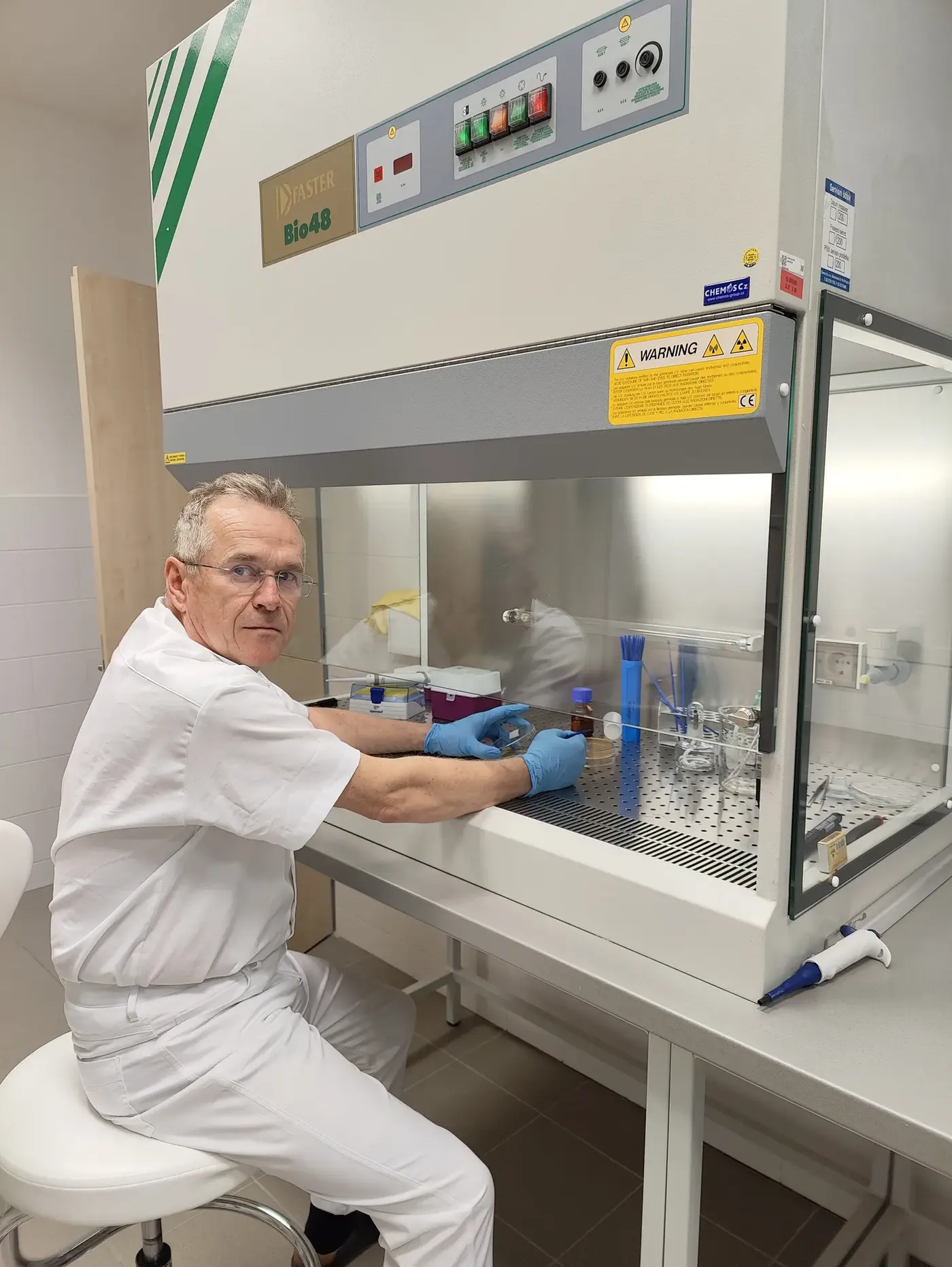 Práce ve flowboxu při diagnostice hniloby včelího plodu
