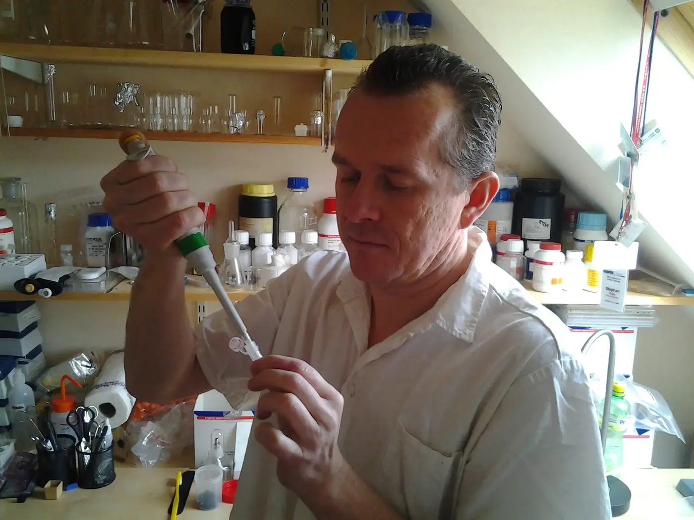 Štěpán Ryba v laboratoři — pipetování do eppendorfky