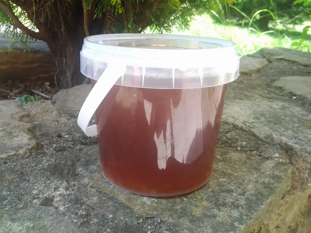 Plastový kyblík medovicového medu 750 g